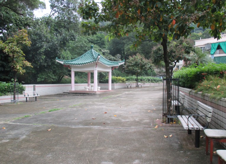 Sha_Tin_Tau_Village_Sitting-out_Area_Creative commons Underwaterbuffalo